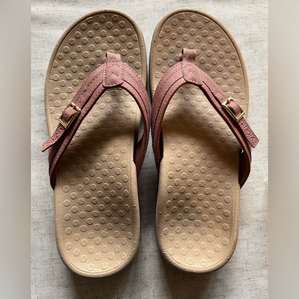 Vionic Woman’s Thong Sandal Dusty Rose Size 6